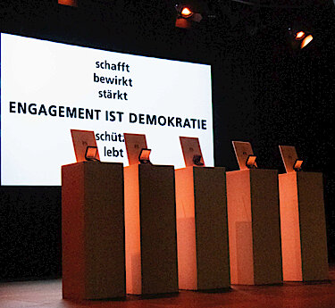 Foto 2 zeigt die vier Bürgermedaillen in Silber und den Ehrenring in Gold.